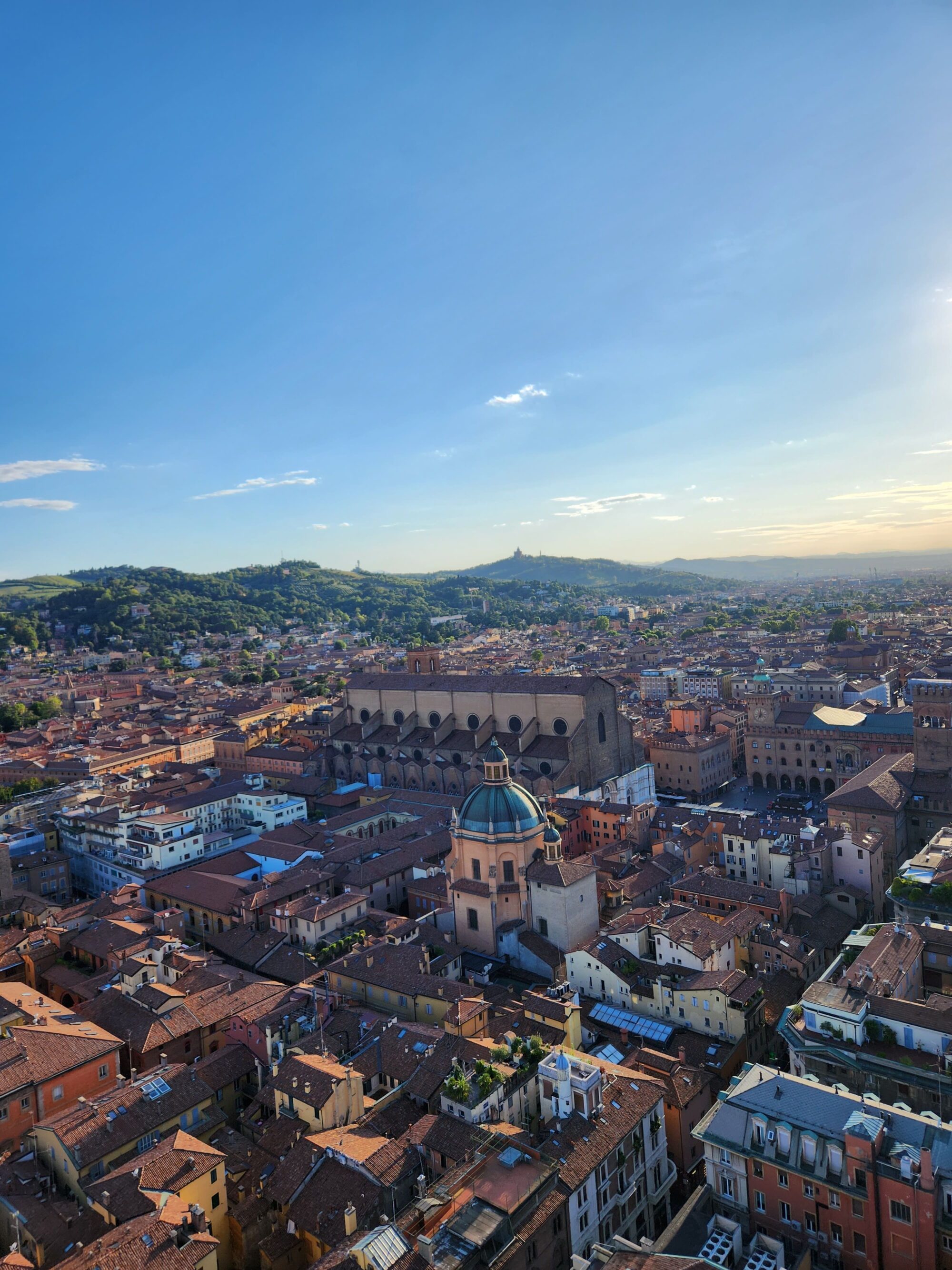 Bologna Centre Piazza Maggiore Italy travel guides