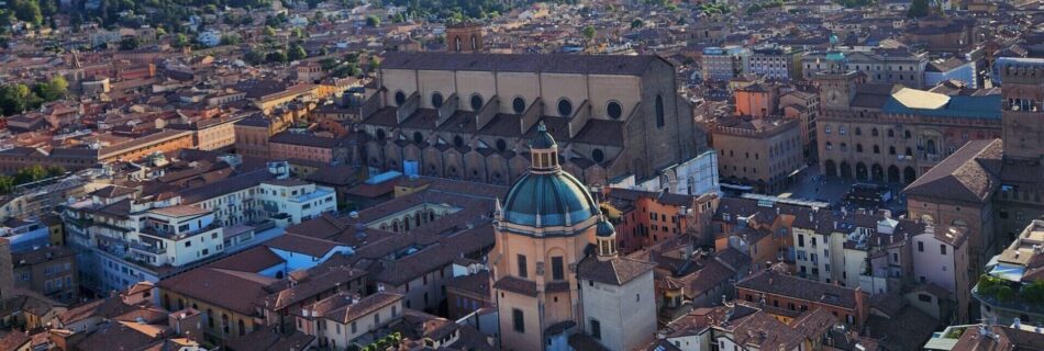 Bologna Centre Piazza Maggiore Italy travel guides